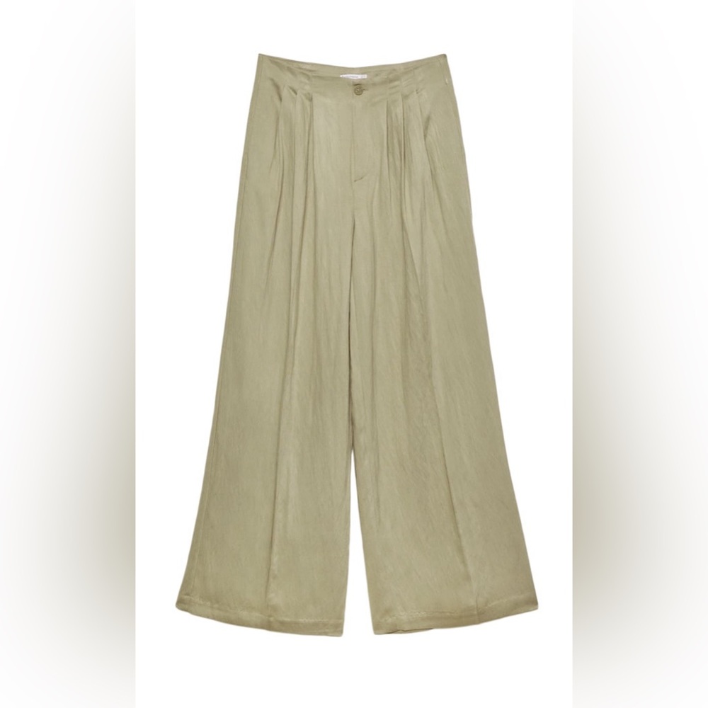 High-waist wide leg trousers with a fitted waist in a straight, flowing fit.